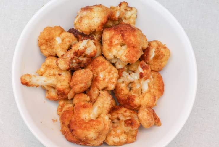In una seconda ciotola versiamo il pangrattato, quindi scaldiamo l’olio per friggere in una padella antiaderente. A questo punto immergiamo le fettine di cavolfiore nella pastella e poi rotoliamole nel pangrattato. Friggiamo fino a dorare e sgoccioliamo in un vassoio. Spolveriamo con un pizzico di sale all’occorrenza ed eccole pronte.