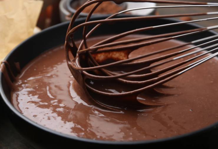 Spegniamo la fiamma e lasciamo raffreddare la crema rimescolando di tanto in tanto: nel raffreddarsi inizierà ad addensare e prendere consistenza. Una volta fredda la nostra ganache sarà pronta per essere usata.