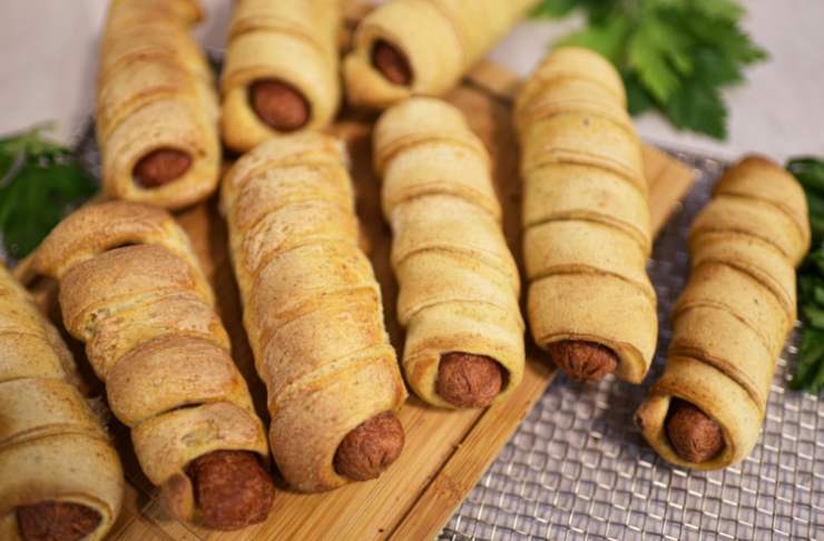 Cuociamo in forno già caldo a 180 gradi per circa 15 minuti, fino a quando la sfoglia sarà ben dorata. Possiamo servire subito e gustare belli caldi o lasciar raffreddare: in ogni caso sono sfiziosissimi e saporiti.