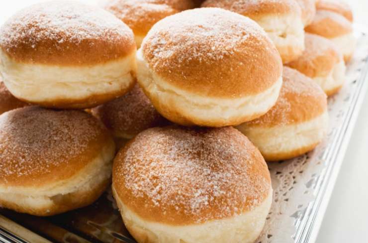 Scaldiamo intanto l’olio per friggere in una ciotola e una volta caldo immergiamo i nostri dischi, lasciando dorare su entrambi i lati. Sgoccioliamoli dall’olio e rotoliamoli nello zucchero semolato o in quello a velo.