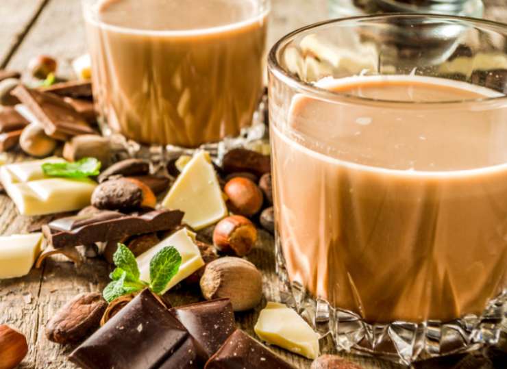 Riversiamo il liquore ottenuto in una bottiglia sterilizzata e sigilliamo. Mettiamo la bottiglia in frigo e lasciamo assestare almeno 12 ore prima di offrire ai nostri ospiti.