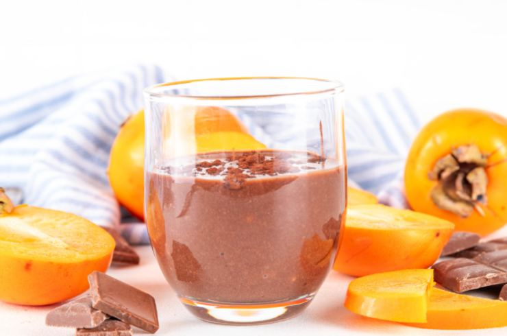 Versiamo la crema ottenuta in coppette o bicchierini e livellando la superficie. Copriamo con della pellicola per alimenti e mettiamo in frigo ad assestare per un paio d’ore. Tiriamo fuori dal frigo dieci minuti prima di servire e spolveriamo la superficie con il cioccolato fondente tritato.