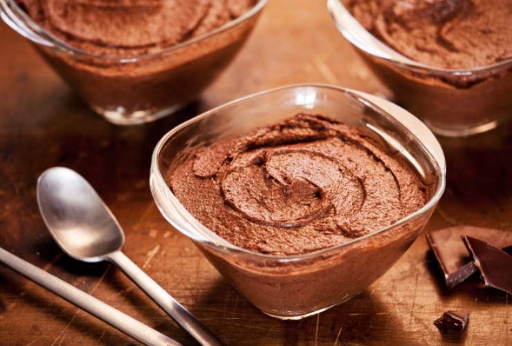 Andiamo a unire le prime cucchiaiate di panna al composto di cioccolato, lavorando con un cucchiaio dal basso verso l’altro. Accorpiamo quindi il resto della panna facendo lo stesso movimento;