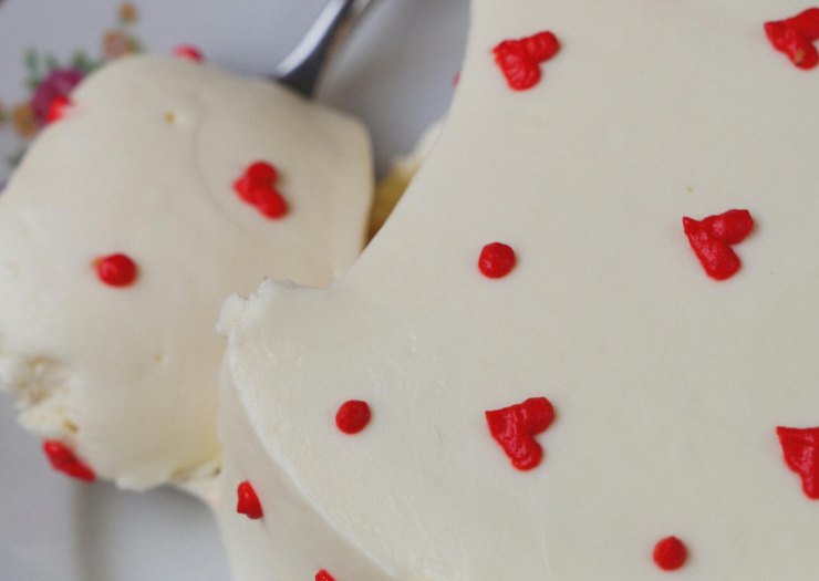 Spegniamo la fiamma e uniamo la gelatina strizzata, mescolando fino a scioglierla. Riversiamo il composto ottenuto nei classici stampini e lasciamo raffreddare del tutto. Mettiamo gli stampi in frigo e lasciamo rassodare per 4 o 5 ore, poi togliamo con delicatezza dagli stampini, capovolgendo in un piatto.