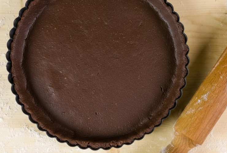 Iniziamo ad impastare a mano cercano di essere veloci e decisi: dovremo ottenere un panetto liscio, privo di grumi e maneggevole, anche se un po’ appiccicoso. Avvolgiamo nella pellicola per alimenti e lasciamo riposare in frigo mezz’ora prima dell’uso: la nostra pasta frolla al cacao è pronta per farci sognare.