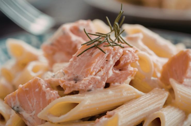 Riversiamo la pasta nella padella e amalgamiamo alla crema. Se occorre usiamo l’acqua di cottura per rendere più vellutata. Aggiustiamo il sale e spolveriamo con gli aromi che preferiamo.
