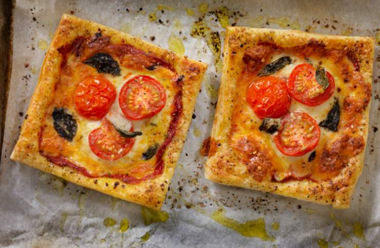 Andiamo a distribuire prima i pezzi di mozzarella sulla sfoglia, ricoprendo per bene ma lasciando liberi i bordi. Procediamo ora spargendo i pomodorini e inumidiamo il tutto con un filo d’olio. Inforniamo a 180 gradi e lasciamo cuocere per 15/20 minuti, fino a quando la sfoglia non sarà bella dorata e la mozzarella del tutto filante. Detto fatto, già pronta da gustare!