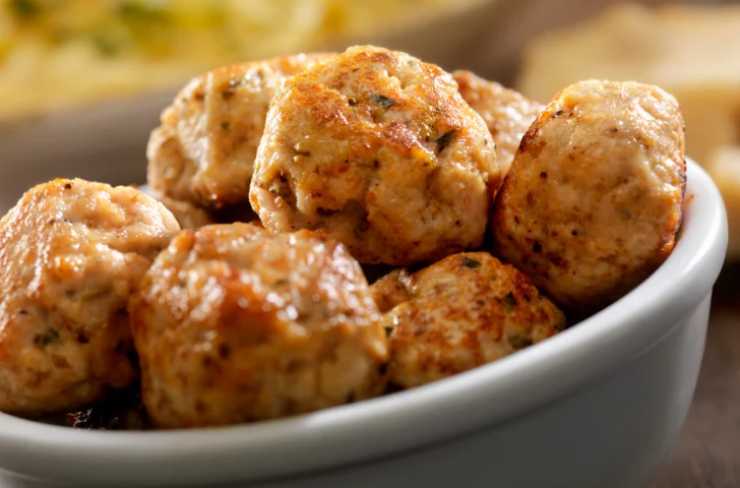 Scaldiamo l’olio di semi in una padella e andiamo a immergere le polpette, lasciando cuocere fino a quando non saranno ben dorate.