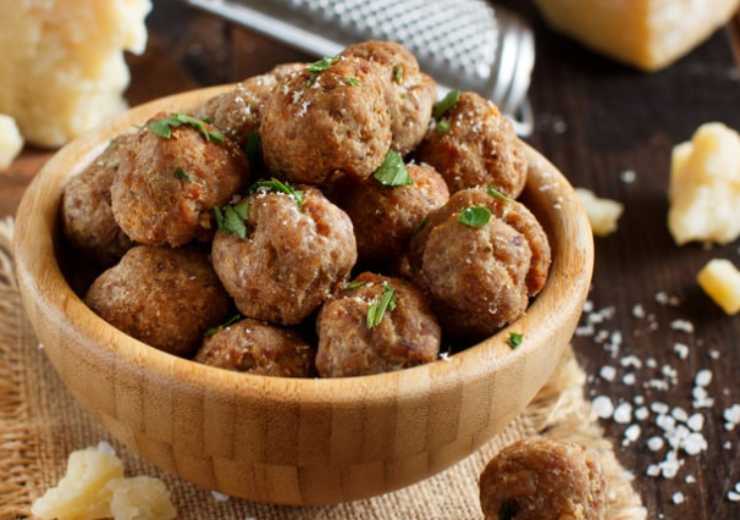 Cuociamo le polpette a 200 gradi per circa mezz’ora: facciamo una prova dopo questo lasso di tempo spezzando una polpetta così da assicurarci che l’interno sia cotto. Sistemiamo in un vassoio e, se occorre, aggiustiamo il sale prima di servire.