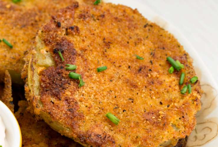 Immergiamo i nostri pomodori e lasciamo cuocere per circa due o tre minuti per lato, rigirandoli per dare una doratura uniforme. Sgoccioliamoli su carta assorbente e, se serve, aggiustiamo il sale prima di portare a tavola.