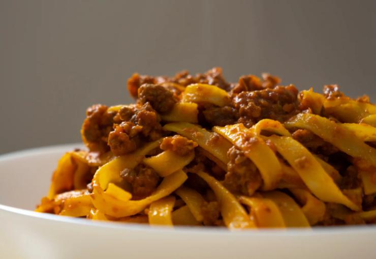 Caliamo la pasta e facciamo cuocere il tempo necessario. Scoliamola e sgoccioliamola per bene e riportiamo in pentola. Uniamo tre o quattro coppini di pomodoro e poi le salsicce dorate. Mescoliamo per amalgamare il tutto e spolveriamo col parmigiano grattugiato: spettacolare!