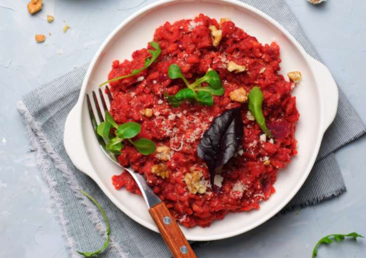 A metà cottura del riso uniamo anche la crema di barbabietola amalgamando al brodo. Lasciamo cuocere ancora il tempo necessario, sempre col coperchio e sempre rimescolando quando serve. A cottura ultimata lasciamo assorbire il brodo in eccesso e accorpiamo lo yogurt, amalgamando. Aggiustiamo il sale e serviamo.