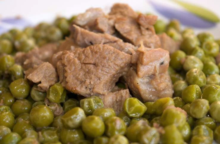 Quando la carne sarà quasi del tutto tenera (ad una mezz’ora dalla fine della cottura), uniamo nel tegame anche i piselli. Lasciamo cuocere gli ultimi 30 minuti, quindi togliamo il coperchio per far assorbire un po’ di eventuale liquido in eccesso, rimescolando sempre. Aggiustiamo sale e pepe et voilà.