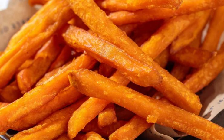 Quando tutti i bastoncini saranno ben panati scaldiamo l’olio per friggere in una padella e immergiamoli. Lasciamo dorare il tempo necessario, rigirandoli e sgoccioliamo su della carta assorbente. Aggiustiamo il sale, se serve, prima di servire.