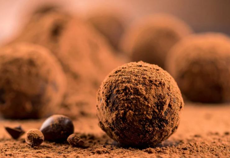 Andiamo a rotolare le palline nel cacao amaro e sistemiamo in un vassoio foderato con carta da forno. Mettiamo in frigo a rassodare per almeno mezz’ora prima di eliminare la carta da forno e poi servire.