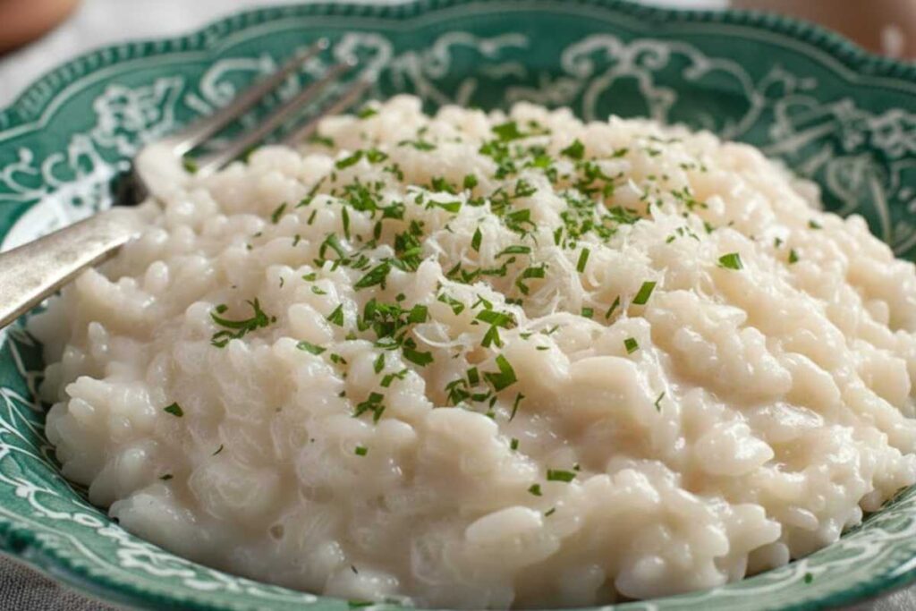 risotto alla birra in piatto verde