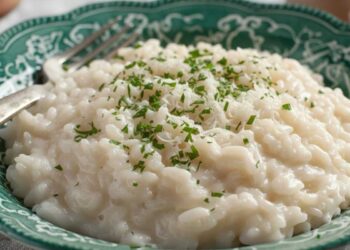 risotto alla birra in piatto verde