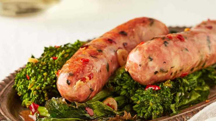 A cottura quasi ultimata dei friarielli, rimettete le salsicce nella padella insieme ai friarielli: fate saltare il tutto per altri 5-7 minuti, in modo che i sapori si amalgamino bene e le salsicce finiscano di cuocere assorbendo il gusto delle verdure. Assaggiate ed aggiustate di sale, se necessario quindi servite subito ben caldi!