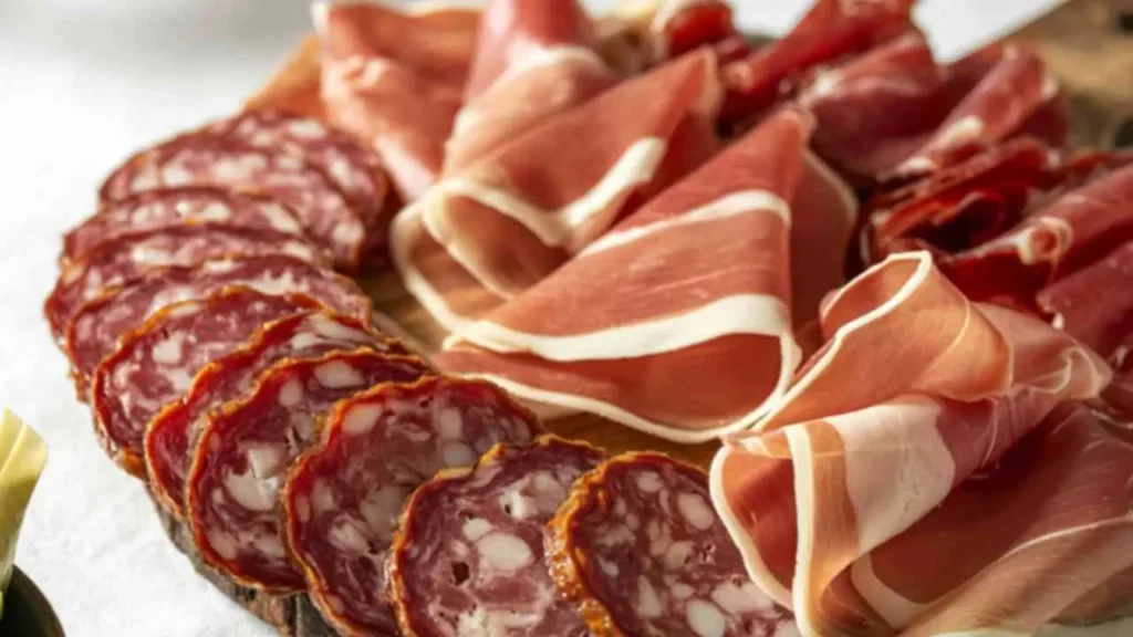 confronto tra salumi cancerogeni e prosciutto crudo senza nitriti sicuro per la salute