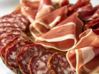 confronto tra salumi cancerogeni e prosciutto crudo senza nitriti sicuro per la salute