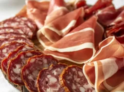 confronto tra salumi cancerogeni e prosciutto crudo senza nitriti sicuro per la salute