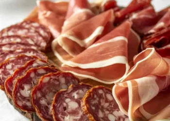 confronto tra salumi cancerogeni e prosciutto crudo senza nitriti sicuro per la salute