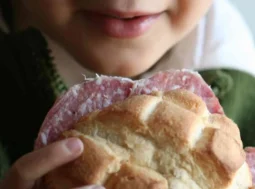 4 salumi cancerogeni insospettabili nella lista nera OMS per l'alimentazione di figli e nipoti
