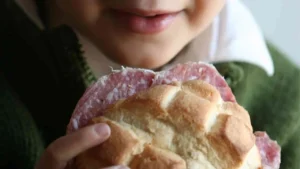 4 salumi cancerogeni insospettabili nella lista nera OMS per l'alimentazione di figli e nipoti