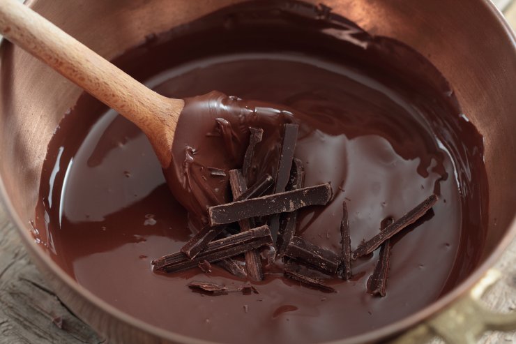 Sciogliete a bagnomaria il cioccolato con il burro: dovete ottenere una crema lucida e senza grumi. Lasciate intiepidire bene, perchè se lo unite alle uova quando è troppo caldo, rovinerete tutto. Montate ora i tuorli con metà dello zucchero finché diventano quasi bianchi e spumosi, quindi unite il composto di cioccolato e burro ormai tiepido.