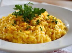 Un piatto di riso bianco fumante su un tavolo da cucina con un segnale di pericolo biologico rosso in primo piano