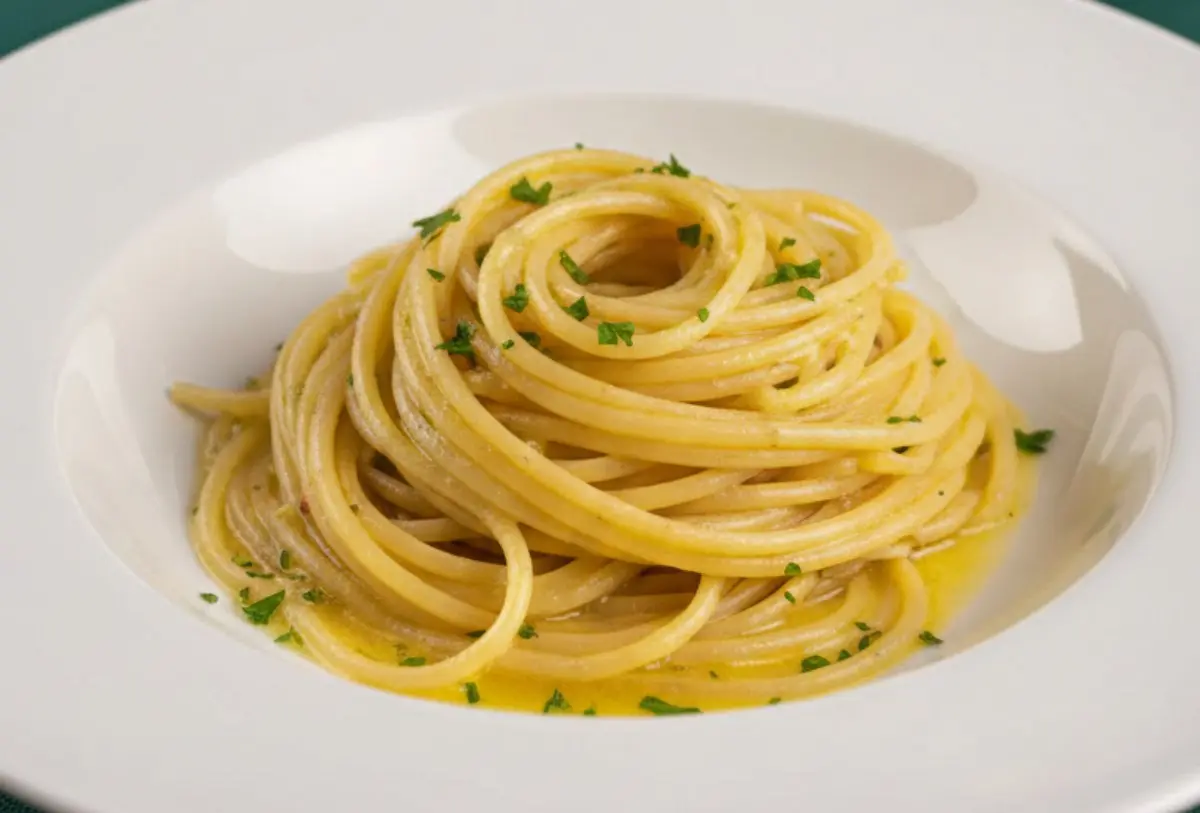 Spaghetti Aglio e Olio Cremosi (Senza Panna): Il Trucco dell'Acqua