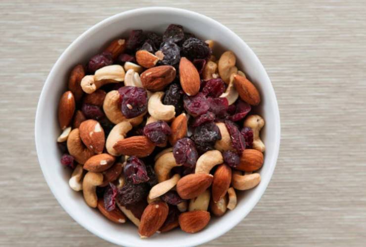 Per prima cosa sgusciamo la frutta secca: noci, mandorle, nocciole, ciò che abbiamo a disposizione. Tostiamo per qualche minuto in una padella antiaderente, rimescolando spesso;