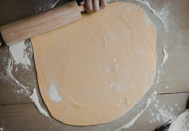 Spolveriamo in questa fase gli aromi che preferiamo, come del rosmarino tritato, della paprika dolce o ciò che più ci piace e impastiamo fino ad ottenere un panetto omogeneo. Stendiamo il composto aiutandoci con un mattarello fino ad uno spessore di mezzo centimetro;