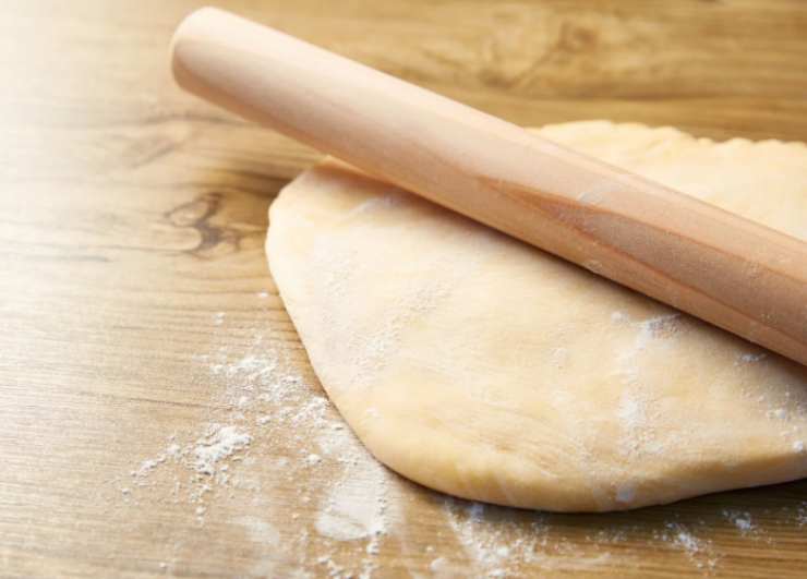 Lasciamo riposare il panetto in frigo mezz’ora avvolto nella pellicola per alimenti, poi stendiamo con un matterello fino ad uno spessore di pochi millimetri e tagliamo i biscotti nella forma che preferiamo;