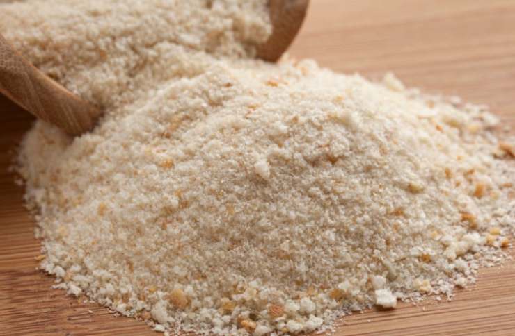 Prepariamo due ciotole: una col pangrattato e una con le uova sgusciate e sbattiamo queste ultime con sale e pepe. Immergiamo le fettine di pollo così imbottite prima nell’uovo e poi rotoliamole nel pangrattato;