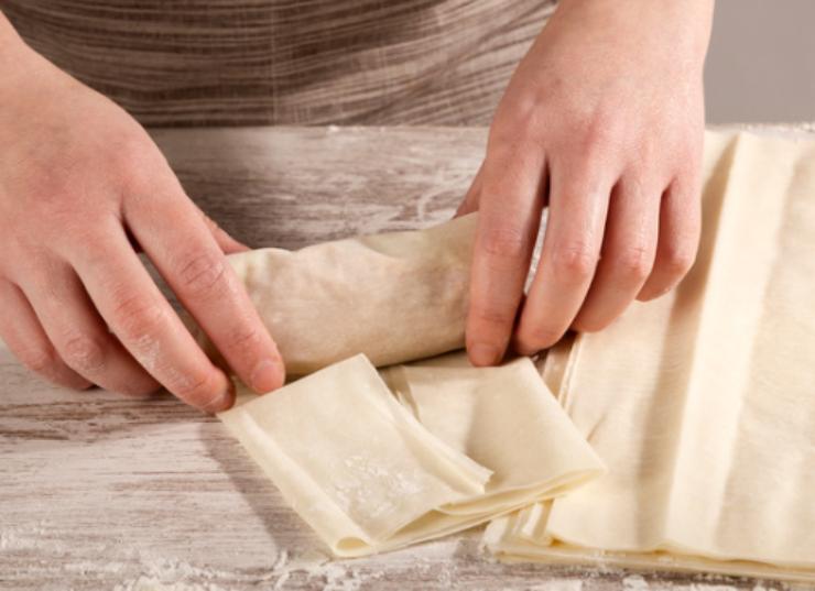 Arrotoliamo i cornetti a partire dal bordo opposto alla punta dando la classica forma che tutti conosciamo bene;