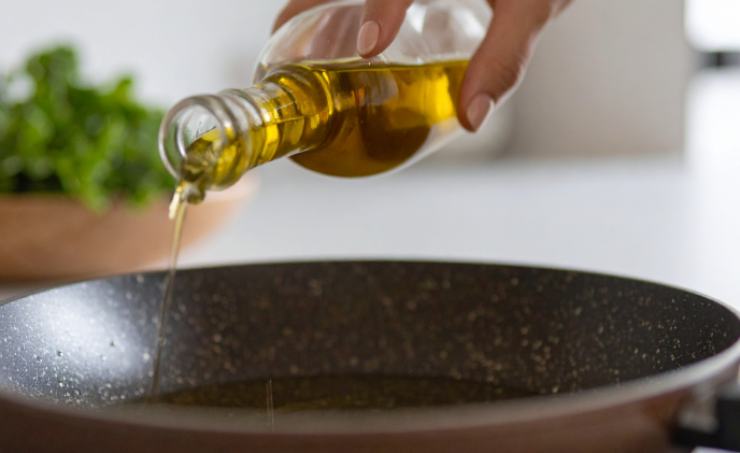 Prendiamo le fette di salmone e inumidiamole con l’emulsione di olio ed erbe aromatiche, quindi rotoliamole nel pangrattato. Scaldiamo un filo d’olio d’oliva in una padella e adagiamo le fette di salmone;