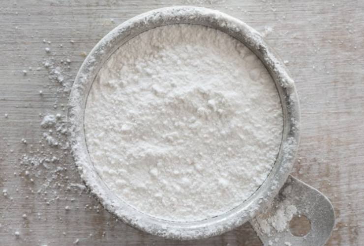 Asciughiamo le fette di ananas con della carta assorbente poi passiamo ogni fetta prima nella farina, spolverando via quella in eccesso, poi immergiamo completamente nella pastella;