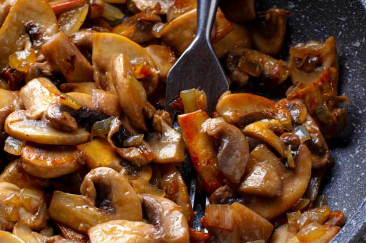 Riversiamo i funghi in una ciotola e lasciamo intiepidire. Poi ricopriamo con un giro generoso di olio d’oliva, quindi iniziamo a mescolare così da assicurarci che ogni pezzetto sia umido. Insaporiamo adesso con l’aceto, con un pizzico di sale, pepe e con gli aromi scelti e anche con l’aglio in polvere.