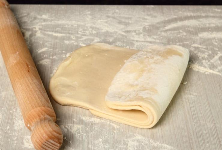 Iniziamo stendendo il rotolo di pasta sfoglia su di un ripiano e dividiamo in strisce nel senso della lunghezza: regolatevi per la larghezza in base ai wurstel che userete;