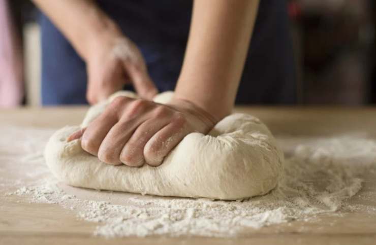 Versiamo ora il latte con il lievito e lavoriamo l’impasto finché diventa omogeneo, poi uniamo il burro lasciato ammorbidire poco alla volta. Impastiamo finché il composto risulta liscio ed elastico, quindi copriamo e lasciamo lievitare fino al raddoppio (circa un paio d’ore). Riprendiamo l’impasto, stendiamolo e tagliamo dei dischi. sistemiamoli su carta forno e lasciamo riposare ancora per mezz’ora;