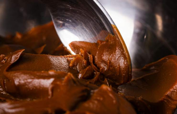 Lavoriamo con un frullino per iniziare a montare. Se vogliamo usare lo zucchero a velo per addolcire la mousse spolveriamo nella panna continuando a lavorare col frullino;