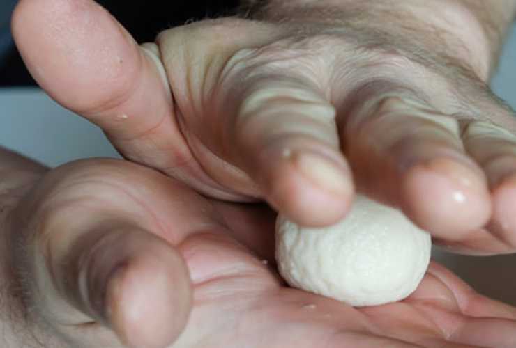 Riversiamo il composto ottenuto in una ciotola e uniamo il pane strizzato, le uova e il parmigiano, aggiustando di sale e pepe. Impastiamo prima con una forchetta e poi con le mani e stacchiamo dei pezzi per formare delle polpette della dimensione desiderata;