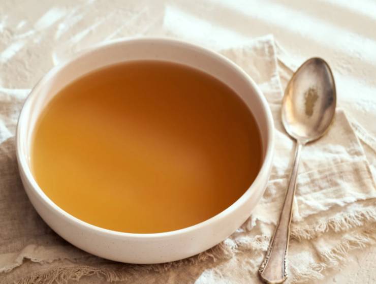 Sfumiamo con il vino bianco, lasciamo evaporare e aggiungiamo gli aromi scelti. Aggiungiamo quindi i primi coppini di brodo caldo e copriamo con un coperchio;