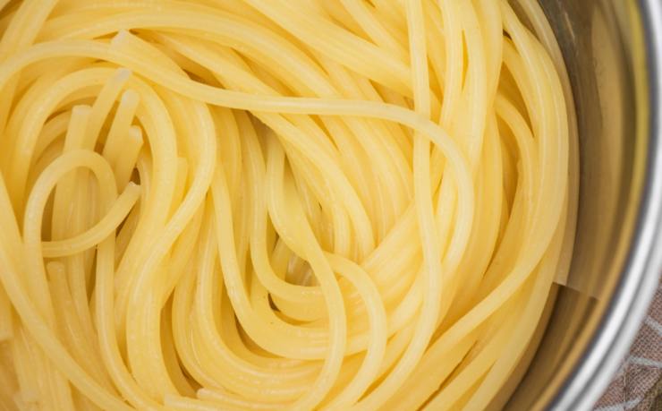 Scoliamo gli spaghetti appena cotti, ma ricordiamo di tenere da parte un po’ di acqua di cottura. Riversiamo gli spaghetti nella padella con la pancetta e accendiamo la fiamma tenendola bassa. Saltiamo per qualche istante, rimescolando e aggiungendo acqua se occorre;