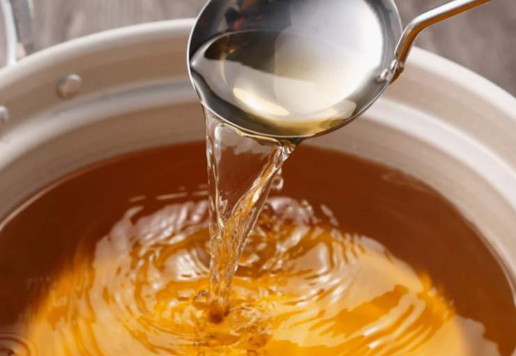 Uniamo nel tegame anche i pezzi di carne, io uso quella di manzo o vitello. Lasciamo dorare su tutti i lati e sfumiamo con la tazzina di vino bianco;