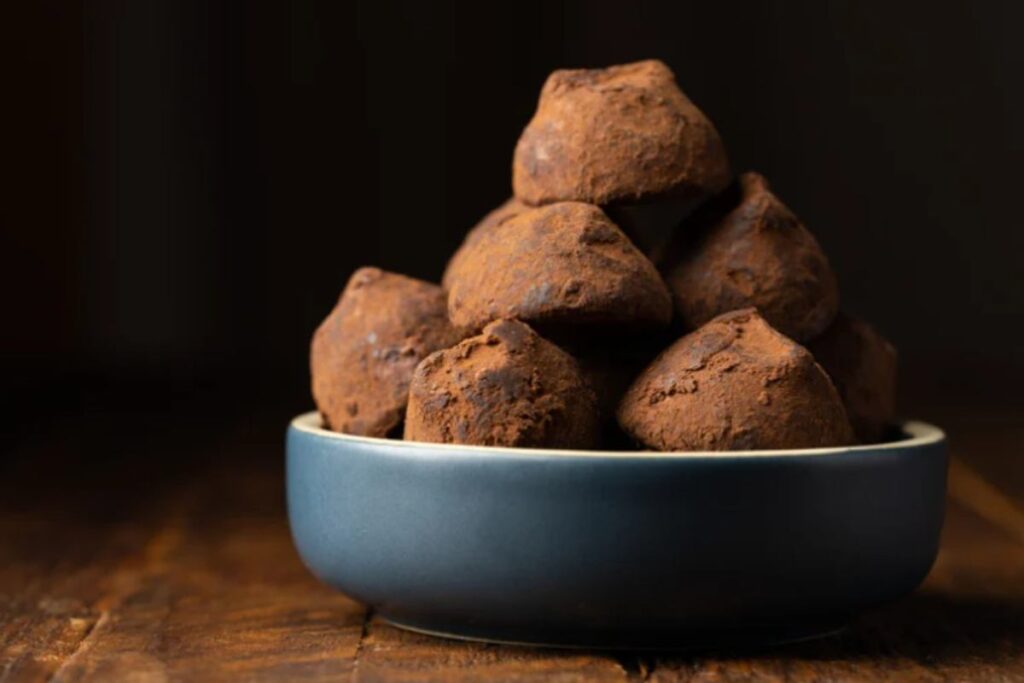 ciotola con tartufini al cacao