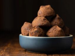 ciotola con tartufini al cacao