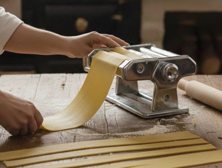 Trascorso il tempo necessario, tirate la sfoglia con il mattarello o la macchina ‘nonna papera’ fino a renderla quasi trasparente. Tagliate dei rettangoli con la rotella e praticate un taglio al centro.