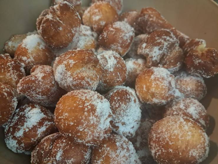 Con le mani leggermente unte o aiutandovi con 2 cucchiai, formate delle palline grandi come una noce. Friggetele in olio profondo (alla temperatura circa 170 gradi) poche palline alla volta. Rigiratele finché saranno perfettamente dorate: scolatele su carta assorbente e tuffatele immediatamente nello zucchero semolato mentre sono ancora calde.